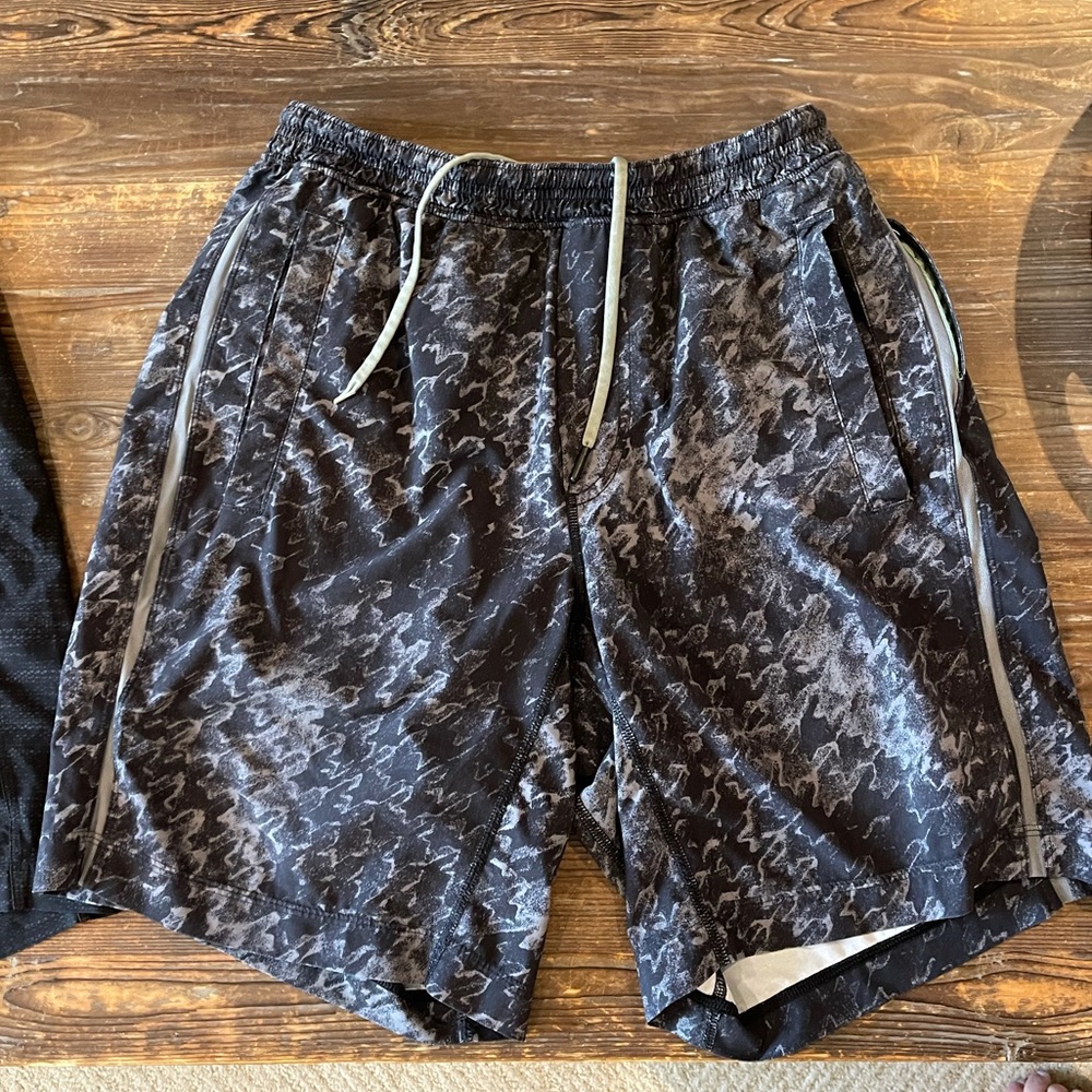 Lululemon Pacebreaker shirts size medium